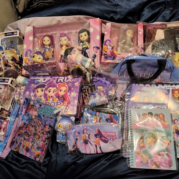 Colorful K-Pop Merchandise Collection - Picture 2 of 3